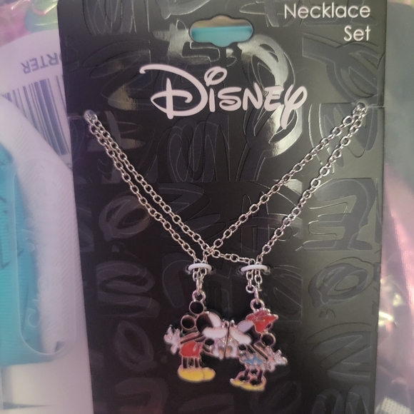 Disney Mickey & Minnie Kissing Necklace Set - Picture 3 of 5